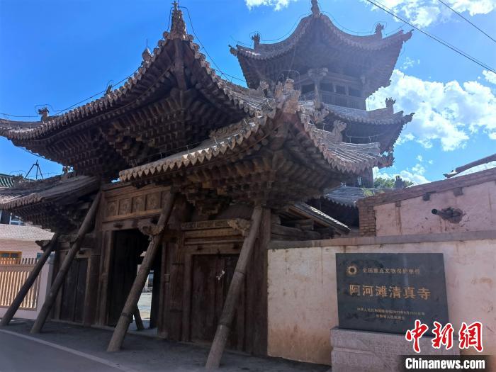 圖為集漢、藏、伊斯蘭風(fēng)格于一體的700年歷史的全國(guó)重點(diǎn)保護(hù)文物——阿河灘清真寺?！埡ｖ?攝