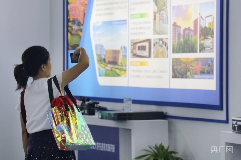 市民認(rèn)真觀展，拍攝展板上的說明內(nèi)容(央廣網(wǎng)記者 趙家慧 攝)