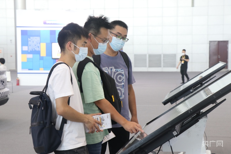 市民結(jié)伴而行，一起認(rèn)真了解網(wǎng)絡(luò)安全科普知識(央廣網(wǎng)記者 趙家慧 攝)