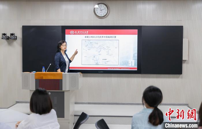 天津師范大學跨文化與世界文學研究院院長、教授郝嵐正在為同學們上課。　王在御 攝