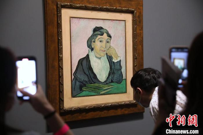 觀眾欣賞梵高畫作《阿爾勒婦女(吉努夫人肖像)》?！埡鄠?攝