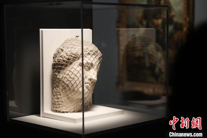 曼雷的裝置作品《維納斯》?！埡鄠?攝