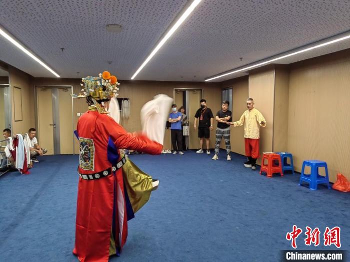 “天下第一團(tuán)”正在進(jìn)行練習(xí)?！±ド绞形捏w廣電和旅游局供圖