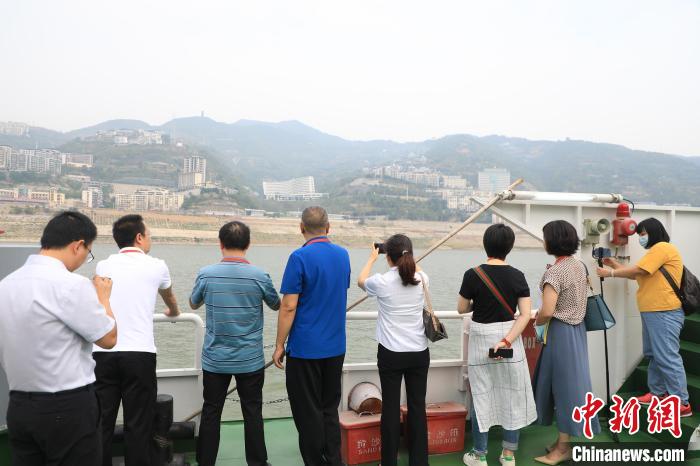 重慶市政協(xié)“同心聚力巴渝行”主題采訪團15日走進奉節(jié)，了解當?shù)卣f(xié)委員護江成效?！×簹J卿 攝