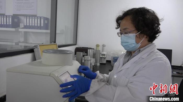 檢驗員對樣品進行檢測?！⊥趸萘?攝