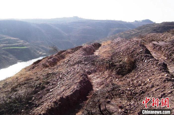 圖為荒坡原貌?！●T華 攝