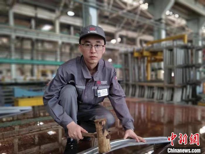 王漢卿在調(diào)修側(cè)墻彎梁。　受訪者供圖