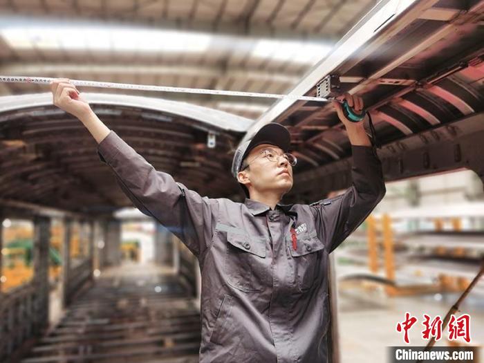 王漢卿在安裝車頂二次骨架吊?！∈茉L者供圖