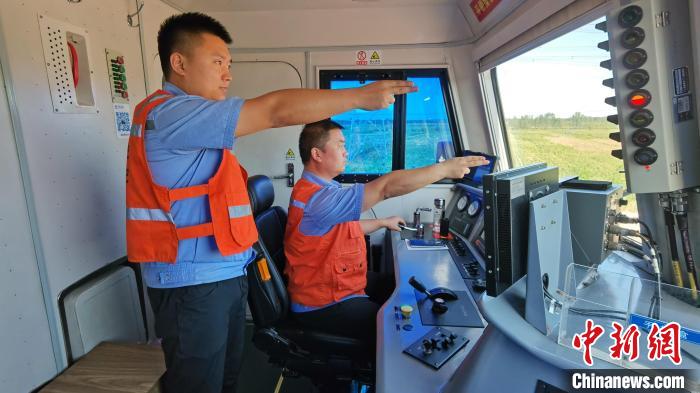 為確保首趟班列安全正點(diǎn)開(kāi)行，東營(yíng)鐵路運(yùn)輸分處認(rèn)真做好班列開(kāi)行的各項(xiàng)準(zhǔn)備工作。　中鐵三局運(yùn)輸工程分公司供圖