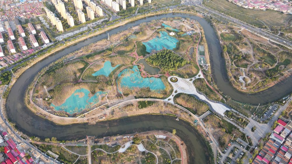 　圖為4月30日拍攝的河北滄州市區(qū)的大運河“Ω”形河道。新華社發(fā)(傅新春 攝)