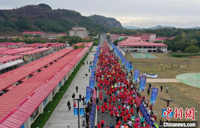 2022年龍虎山半程馬拉松鳴槍開跑?！⒅剧?攝