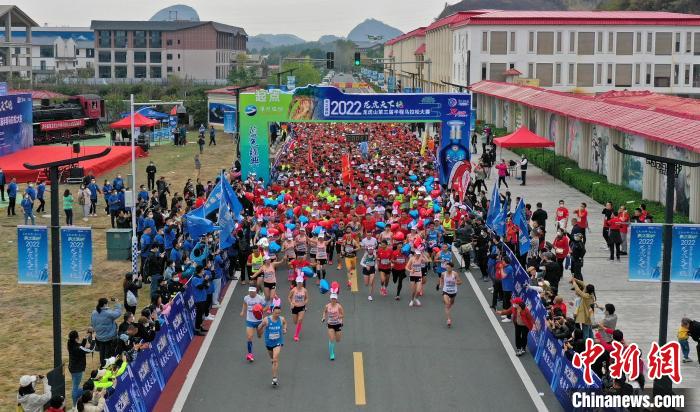 2022年龍虎山半程馬拉松鳴槍開跑?！⒅剧?攝