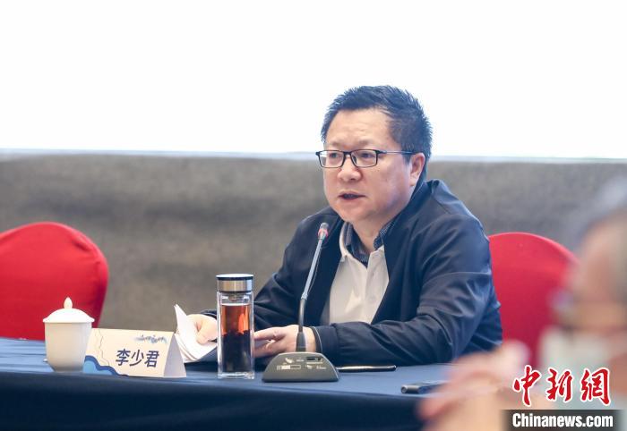 《詩刊》社主編李少君發(fā)言?！∠计挚h融媒體中心 供圖