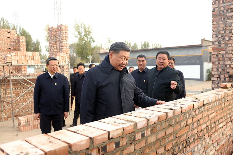 2023年11月10日，習(xí)近平總書記在河北保定涿州市刁窩鎮(zhèn)萬全莊村房屋重建施工現(xiàn)場考察。