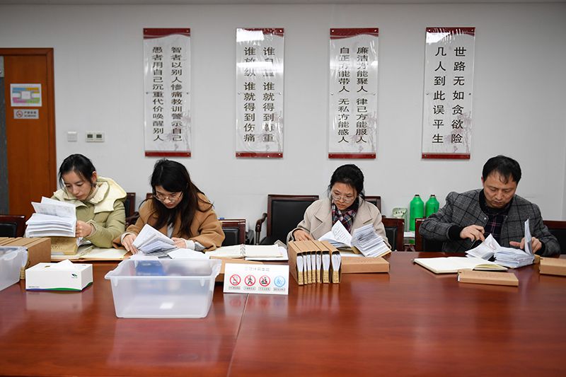 2020年1月8日，浙江寧波市北侖區(qū)紀(jì)委工作人員在檢查北侖區(qū)大數(shù)據(jù)發(fā)展管理中心2019年的公款消費(fèi)票據(jù)，查找是否存在違規(guī)問題。