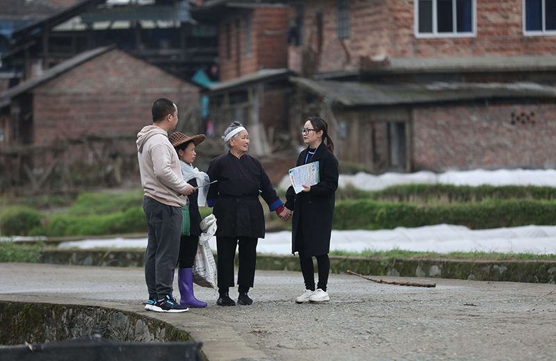 2022年3月24日，在廣西柳州市三江侗族自治縣良口鄉(xiāng)南寨村，紀(jì)檢監(jiān)察干部(右一、左一)在了解惠農(nóng)政策落實(shí)情況。