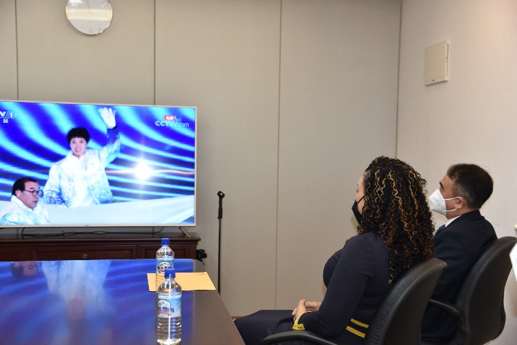 多米尼克友人與我外交官同看開幕式。中國駐多米尼克使館供圖