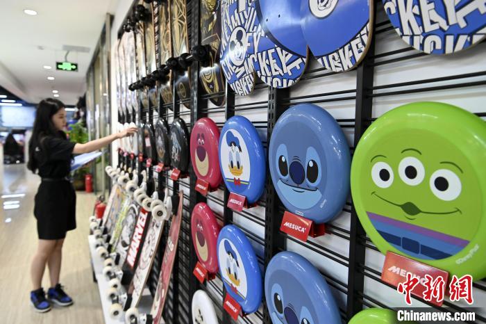 葉偉倫的體育用品公司推出了一系列IP授權(quán)款。　陳驥旻　攝