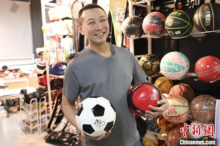 葉偉倫講述葉家在內(nèi)地的發(fā)展史，其中足球是他們家引以為傲的一個(gè)產(chǎn)品。　陳驥旻 攝