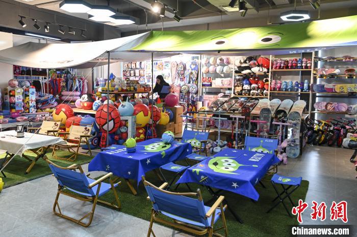 葉偉倫的體育用品公司推出了一系列產(chǎn)品?！￡愺K旻 攝