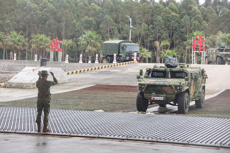 井岡山艦出發(fā)前進(jìn)行車(chē)輛裝載。井岡山艦供圖