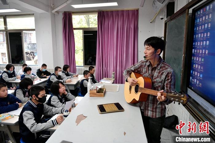 圖為3月16日，張家豪在福建福州延安中學教學。 <a target='_blank' href='/'><p  align=