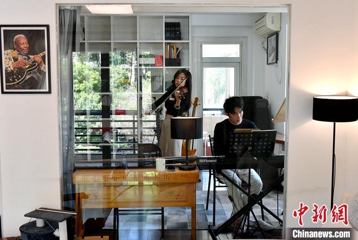 圖為3月10日，林佳臻(左)與張家豪在福建福州租的套房內(nèi)排練。 <a target='_blank' href='/'><p  align=