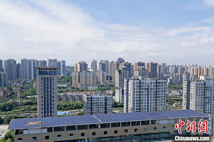 圖為輝騰能源在重慶市九龍坡區(qū)留學(xué)生創(chuàng)業(yè)園屋頂建設(shè)的光伏發(fā)電示范項(xiàng)目?！∈茉L企業(yè)供圖