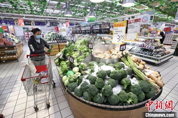 30年間，購物方式從“手推車”到“一鍵購”，美特好見證著山西超市經(jīng)濟的變遷。　張云 攝
