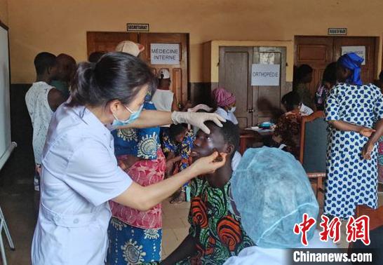 義診現(xiàn)場?！≈袊?寧夏)第26批援貝寧醫(yī)療隊 供圖