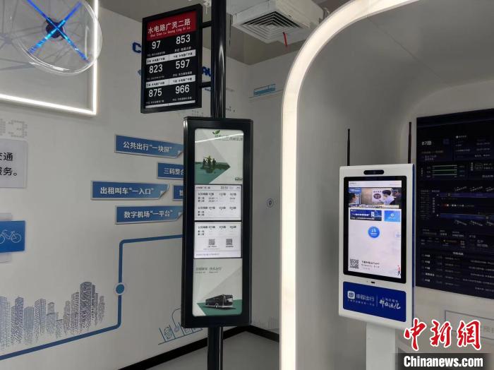 數(shù)字賦能“公共出行一塊屏”“出租叫車(chē)一入口”等緩解大城市交通難題 樊中華 攝