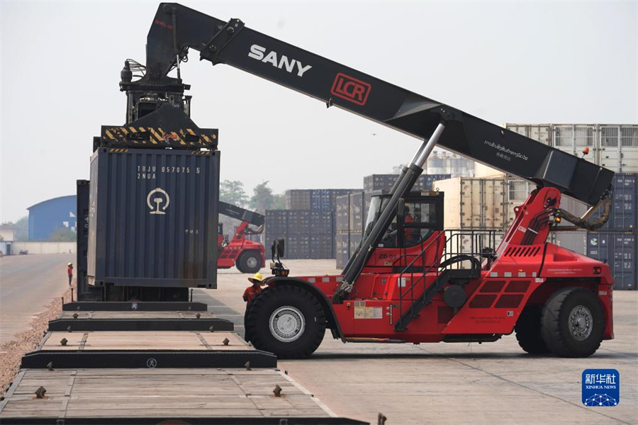 4月15日，老中鐵路有限公司的工人在老撾萬(wàn)象南站裝載貨物。萬(wàn)象南站是中老鐵路老撾段主要貨運(yùn)站，靠近老撾與泰國(guó)邊境。因其獨(dú)特的地理位置和物流轉(zhuǎn)運(yùn)配送區(qū)位優(yōu)勢(shì)，萬(wàn)象南站成為中老泰等國(guó)貨物中轉(zhuǎn)的“旱碼頭”。新華社記者 邢廣利 攝