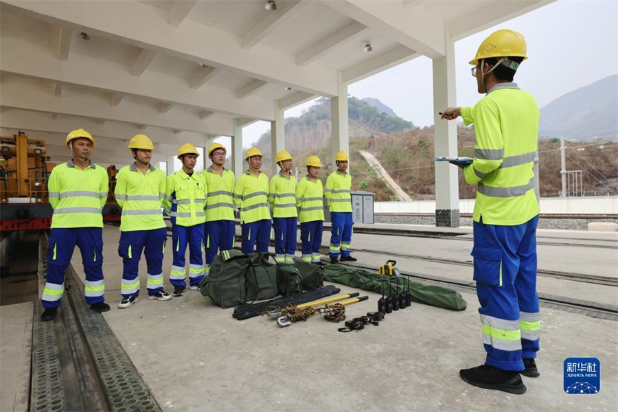 4月17日，瑯勃拉邦維保管理中心的工人在老撾瑯勃拉邦站附近進(jìn)行接觸網(wǎng)維修保養(yǎng)演練。瑯勃拉邦維保管理中心由中國(guó)鐵路昆明局集團(tuán)公司普洱基礎(chǔ)設(shè)施段按異地車間管理，根據(jù)昆明鐵路局與老中鐵路有限公司簽訂的中老鐵路固定設(shè)備維管合同，負(fù)責(zé)老撾境內(nèi)磨丁至萬(wàn)象南段工務(wù)、供電、信號(hào)等固定設(shè)備養(yǎng)護(hù)維修及管理工作。新華社記者 邢廣利 攝