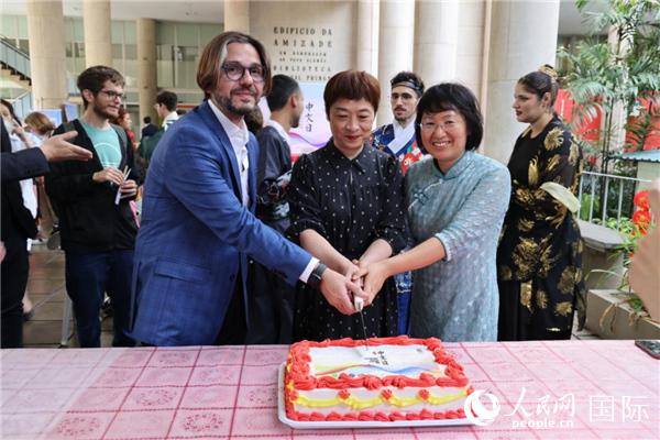 活動現(xiàn)場，田敏總領事與里約天主教大學孔子學院中外方院長共同切蛋糕祝賀中文日活動成功舉辦。人民網(wǎng)記者時元皓 攝