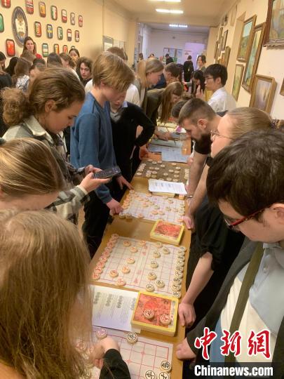 4月21日，莫斯科國立語言大學(xué)孔子學(xué)院附屬中學(xué)舉辦“國際中文日”活動，學(xué)生們學(xué)習(xí)中國象棋?！∧箍茋⒄Z言大學(xué)孔子學(xué)院 供圖