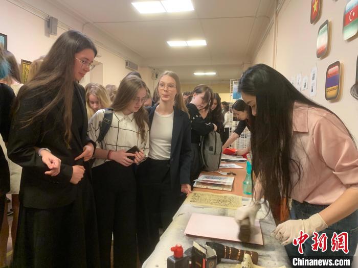 4月21日，莫斯科國立語言大學(xué)孔子學(xué)院附屬中學(xué)舉辦“國際中文日”活動，學(xué)生們體驗雕版印刷?！∧箍茋⒄Z言大學(xué)孔子學(xué)院 供圖