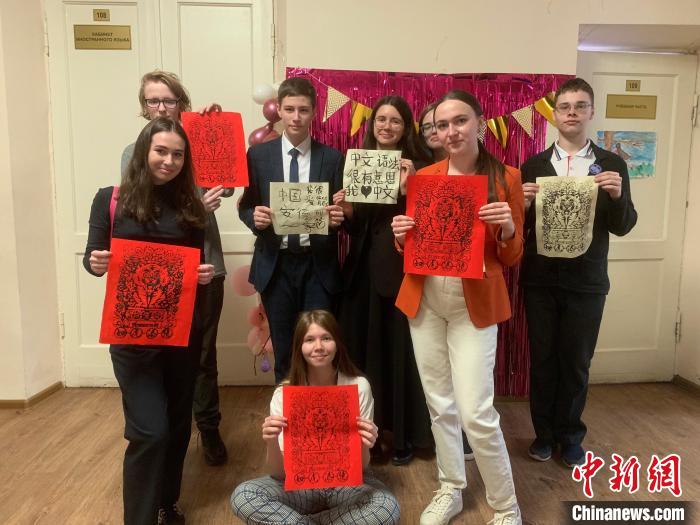 4月21日，莫斯科國立語言大學(xué)孔子學(xué)院附屬中學(xué)舉辦“國際中文日”活動，學(xué)生們展示自己的學(xué)習(xí)成果。　莫斯科國立語言大學(xué)孔子學(xué)院 供圖