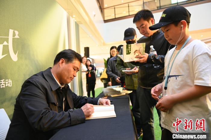 薛濤進(jìn)行圖書簽售?！∮诤Ｑ?攝