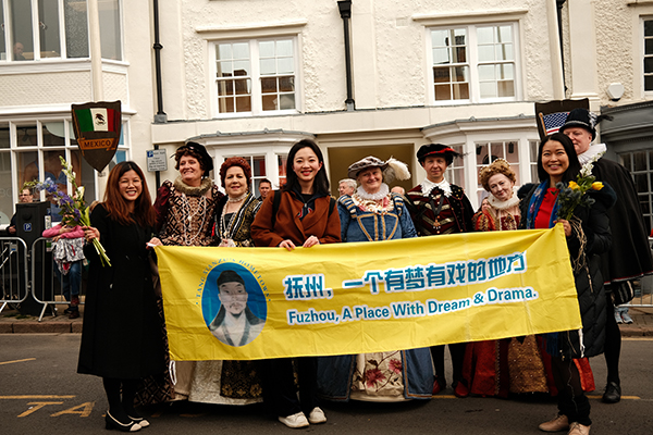 撫州的代表參加游行紀(jì)念莎士比亞誕辰。于果攝