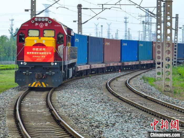 中歐班列長安號俄羅斯菜籽油回程石羊集團(tuán)專列順利抵達(dá)西安國際港站?！∥靼矅H港務(wù)區(qū)供圖