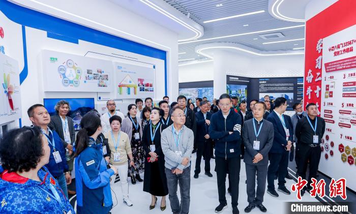 僑商、僑胞們考察金漪湖科創(chuàng)智造平臺(tái)重大基礎(chǔ)設(shè)施項(xiàng)目?！≈鬓k方供圖