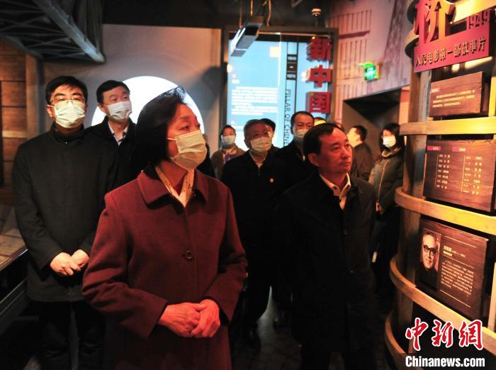 臺(tái)盟中央主席蘇輝近日率調(diào)研組赴吉林開(kāi)展重點(diǎn)考察調(diào)研。圖為在長(zhǎng)影舊址博物館考察吉林特色文化產(chǎn)業(yè)發(fā)展?！「啐埌?攝