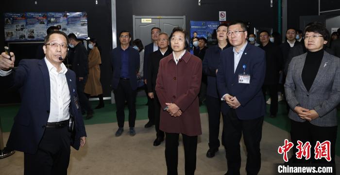 臺(tái)盟中央主席蘇輝近日率調(diào)研組赴吉林、遼寧開(kāi)展重點(diǎn)考察調(diào)研。圖為在中航工業(yè)沈陽(yáng)飛機(jī)設(shè)計(jì)研究所調(diào)研?！∨_(tái)盟中央供圖