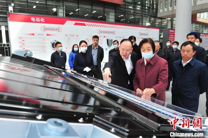 臺(tái)盟中央主席蘇輝近日率調(diào)研組赴吉林開(kāi)展重點(diǎn)考察調(diào)研。圖為在中國(guó)第一汽車(chē)集團(tuán)有限公司調(diào)研?！「啐埌?攝