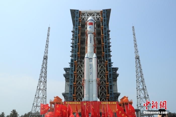 圖為轉(zhuǎn)運(yùn)現(xiàn)場(chǎng)。攝影 邱立軍 黃國(guó)暢