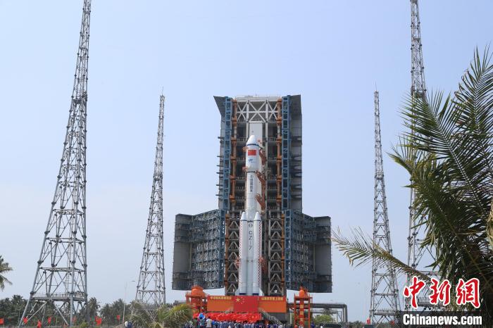 北京時間5月7日，天舟六號貨運飛船與長征七號遙七運載火箭組合體垂直轉(zhuǎn)運至發(fā)射區(qū)?！∏窳④?黃國暢 攝