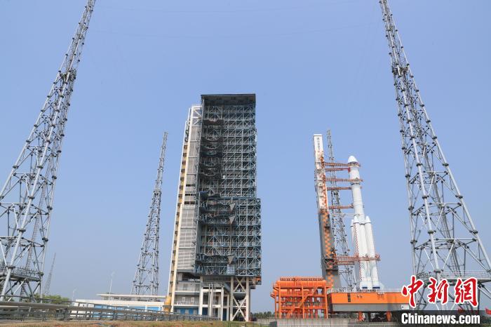 北京時間5月7日，天舟六號貨運飛船與長征七號遙七運載火箭組合體垂直轉(zhuǎn)運至發(fā)射區(qū)?！∏窳④?黃國暢 攝