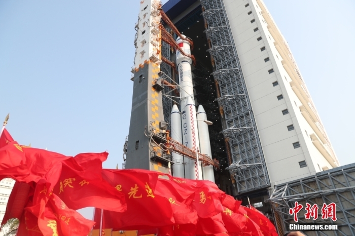 圖為轉(zhuǎn)運(yùn)現(xiàn)場(chǎng)。攝影 邱立軍 黃國暢