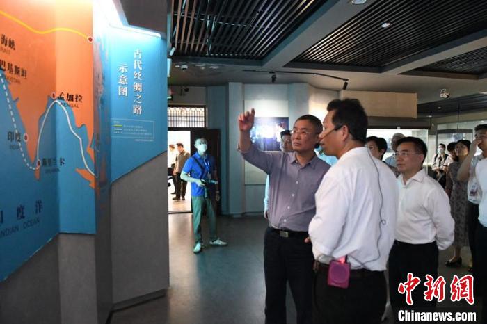 圖為蔡達峰一行在合浦漢代文化博物館考察?！×趾?攝