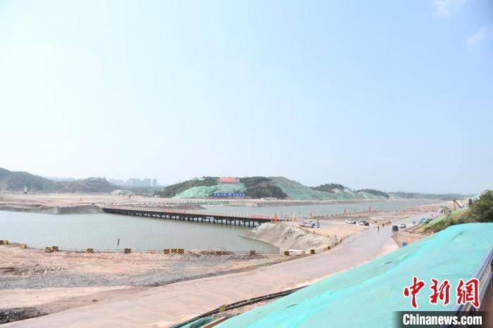 圖為平陸運河青年樞紐工程項目現(xiàn)場?！×趾?攝